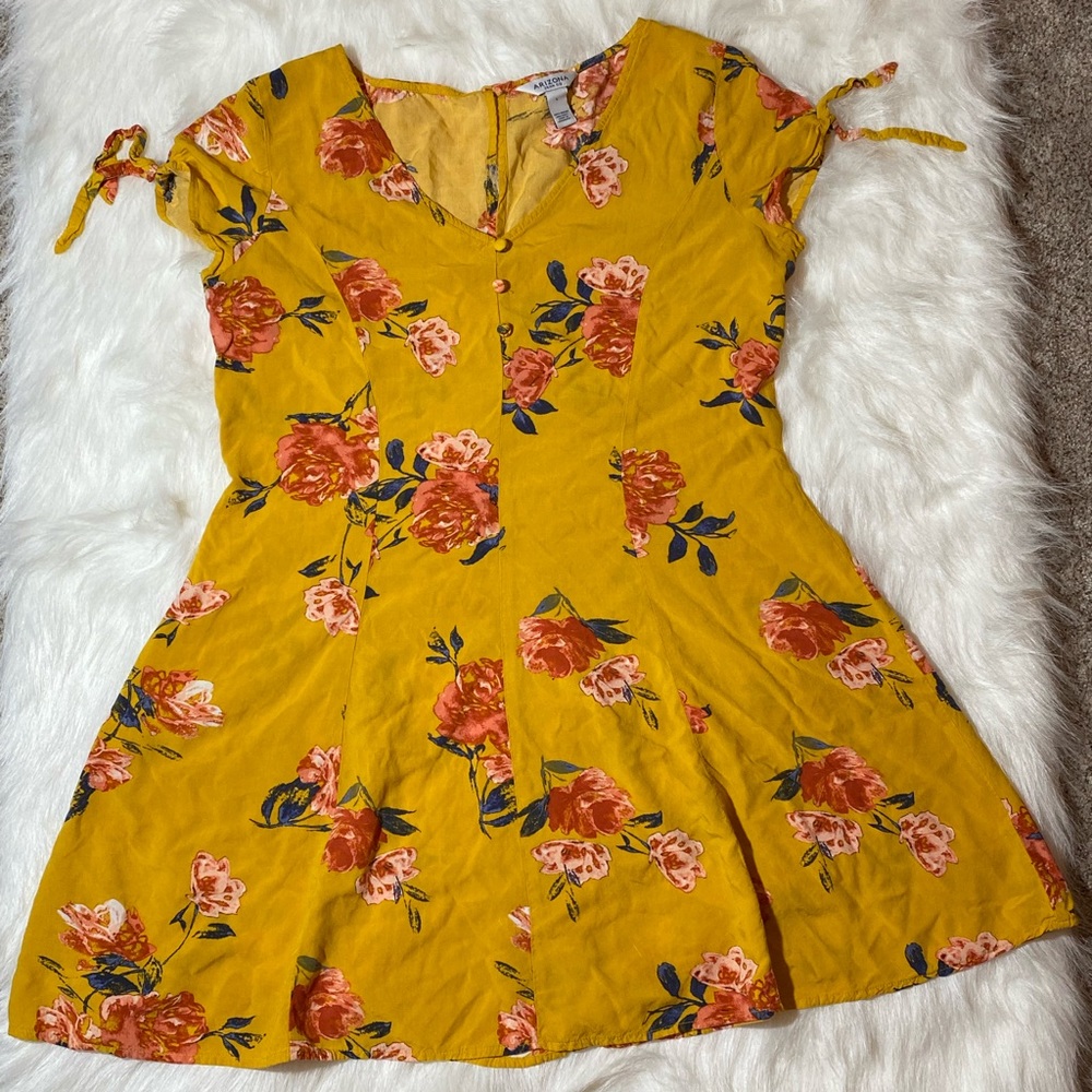 cute dress with floral prints, size L by the brand Arizona